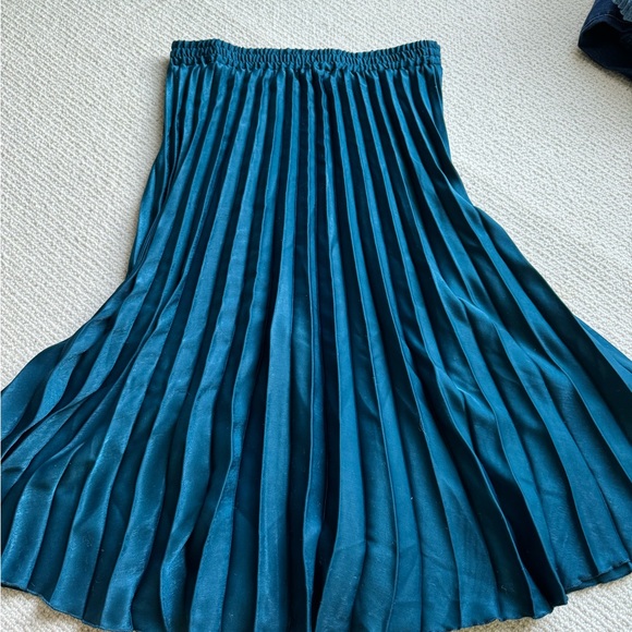 Max Studio Green Accordion Pleated Midi Skirt in Size Large - Picture 3 of 5